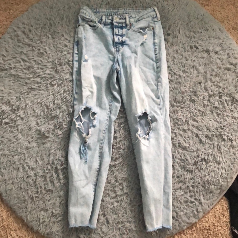 Old Navy ripped jeans in a women’s size 4 light wash 🩵🫶🏻
